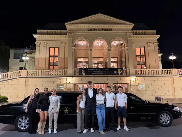 Ballgäste mit STAR-7-Limousine vor dem Casino Baden