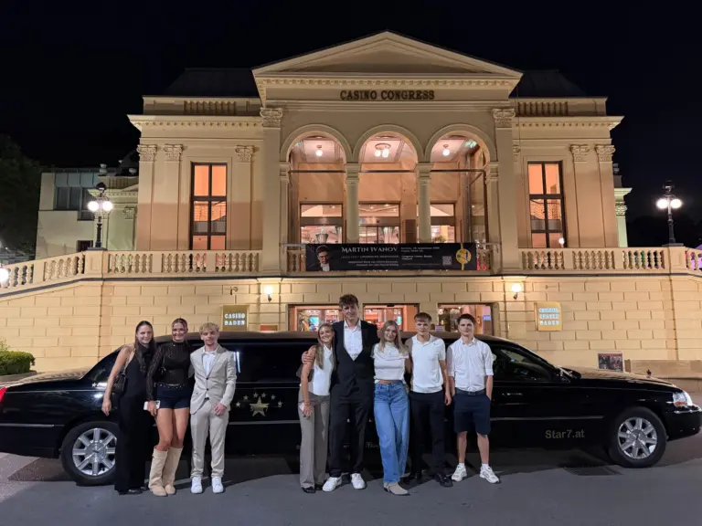 Ballgäste mit STAR-7-Limousine vor dem Casino Baden