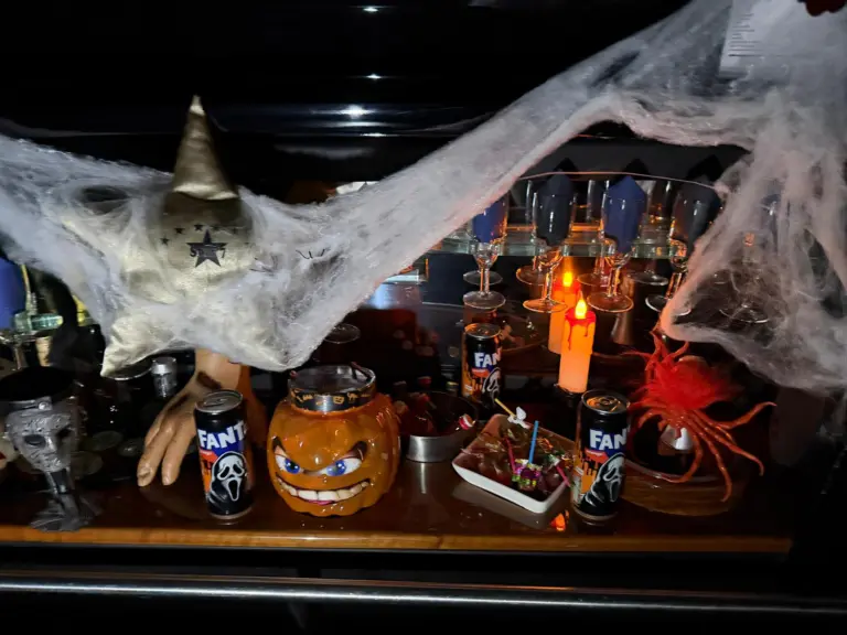 Halloween-Dekoration in einer STAR-7-Limousine
