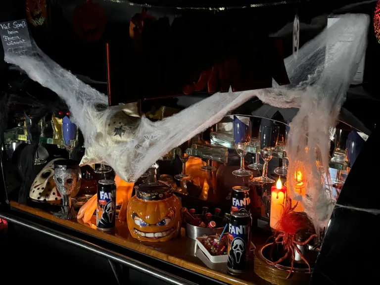 Halloween-Dekoration in einer STAR-7-Limousine