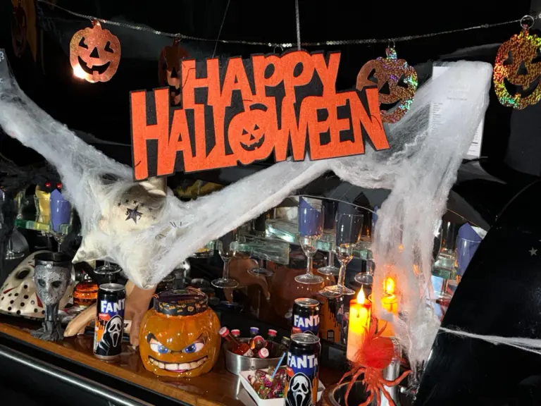 Halloween-Dekoration in einer STAR-7-Limousine