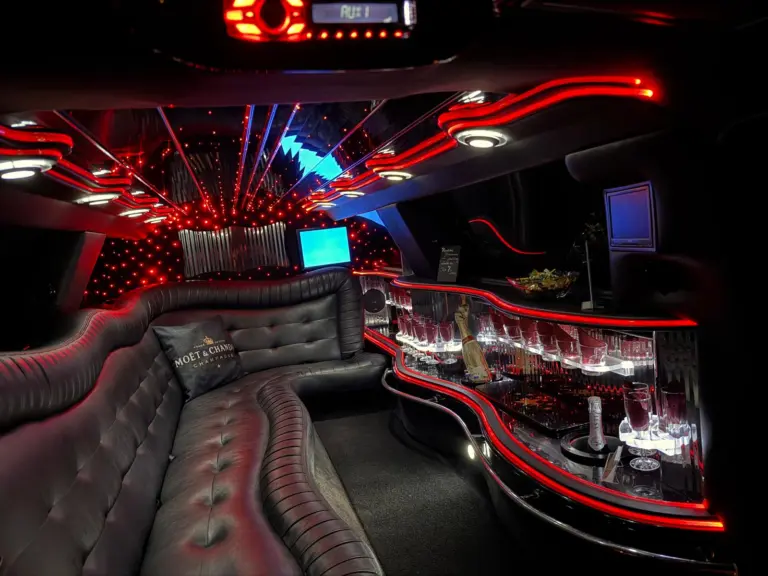 Lounge mit LED-Licht in einer STAR-7-Limousine